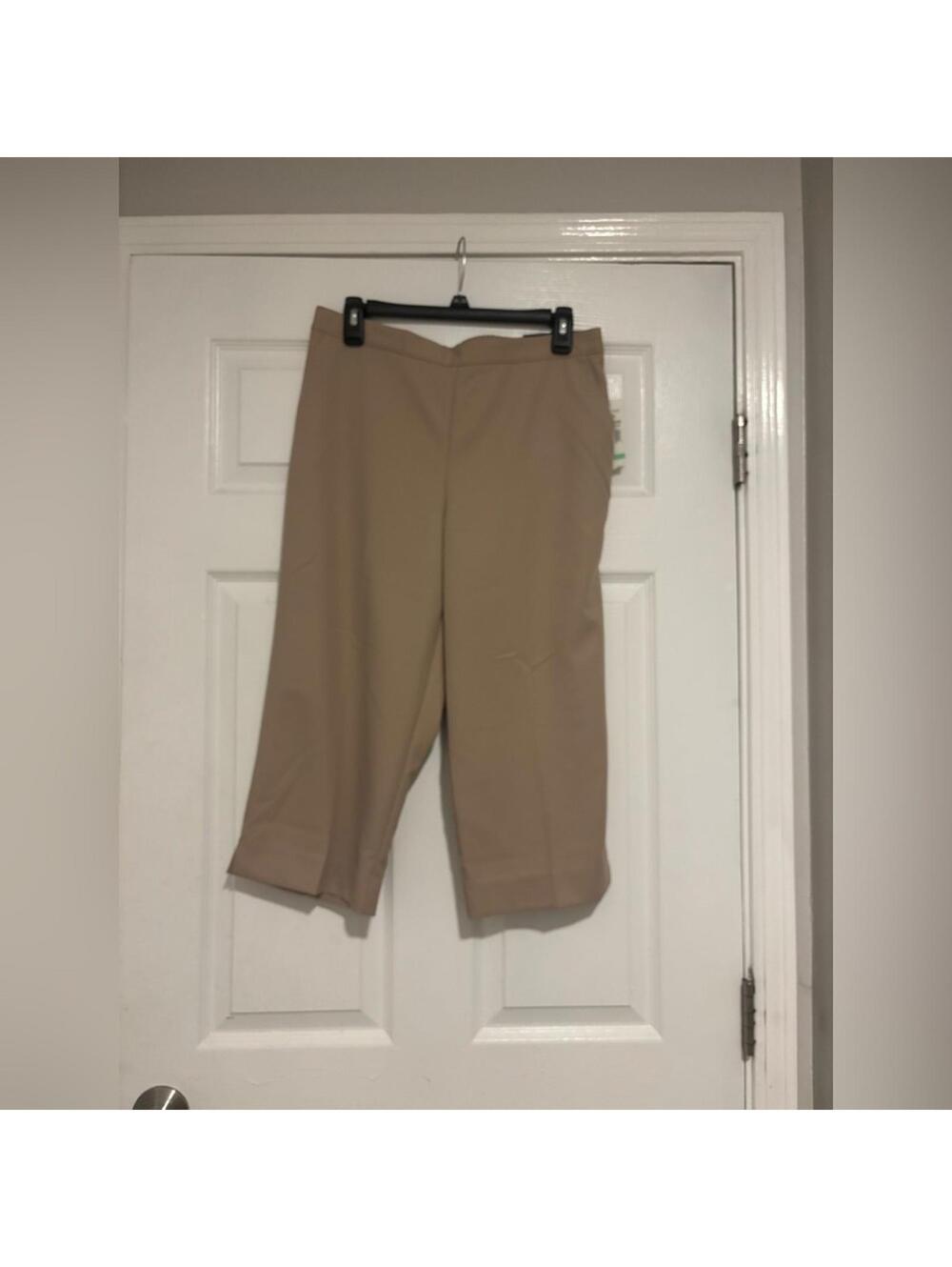 Classic Women's Tan Capris